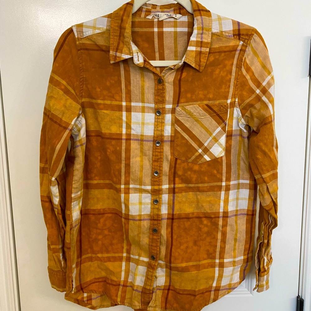 Women’s plaid button up shirt.